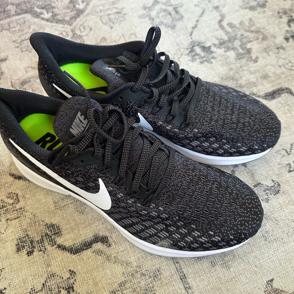 Nike Zoom, women’s size 9. Never worn.